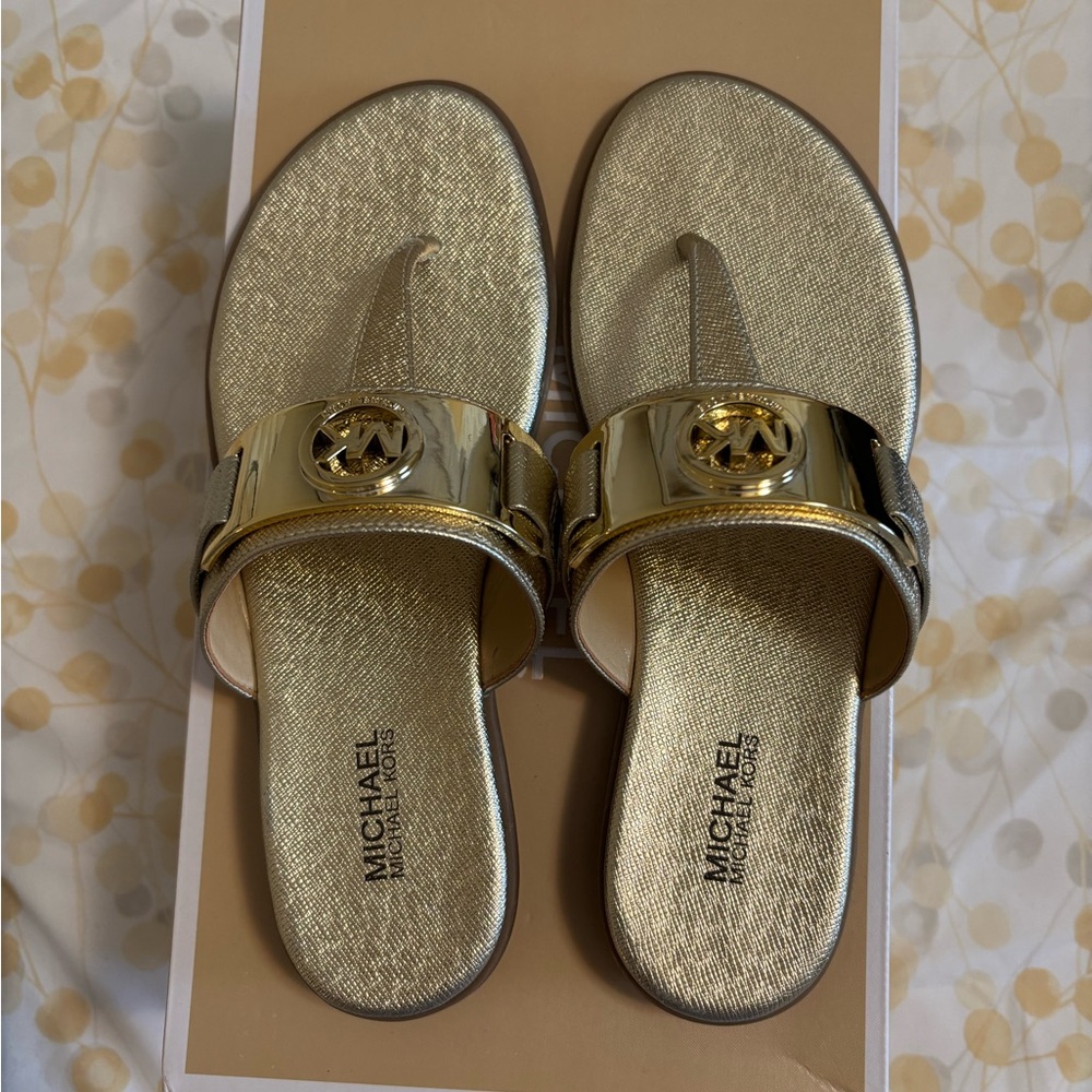 BRAND NEW MICHAEL KORS LIGHT GOLD FLAT SANDALS.  BEAUTIFUL BRAND NEW